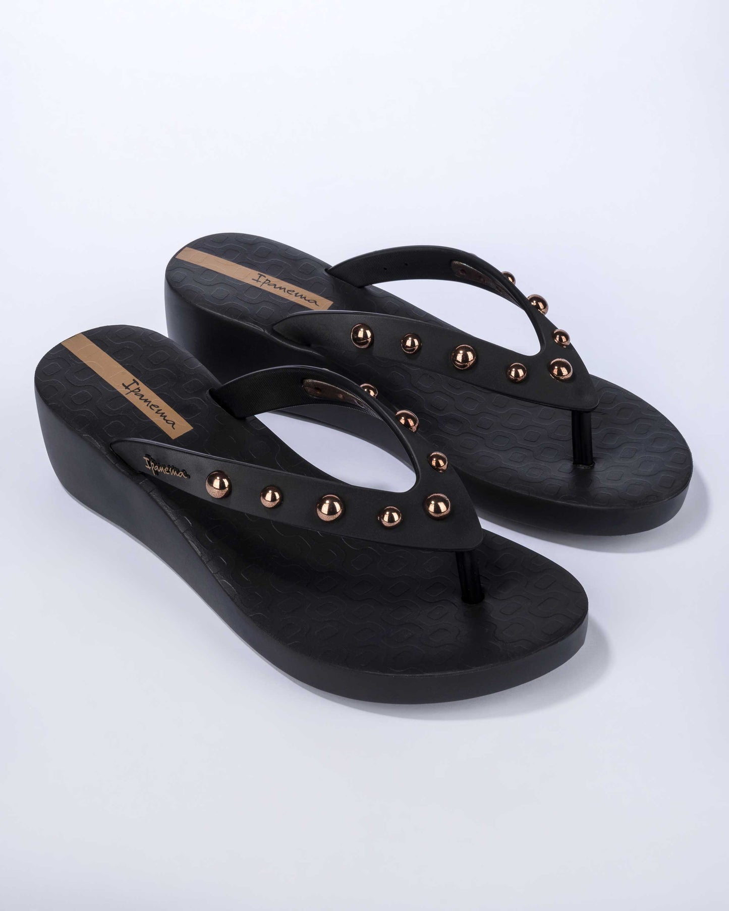 SANDALIA NEGRA CON CUÑA 83653