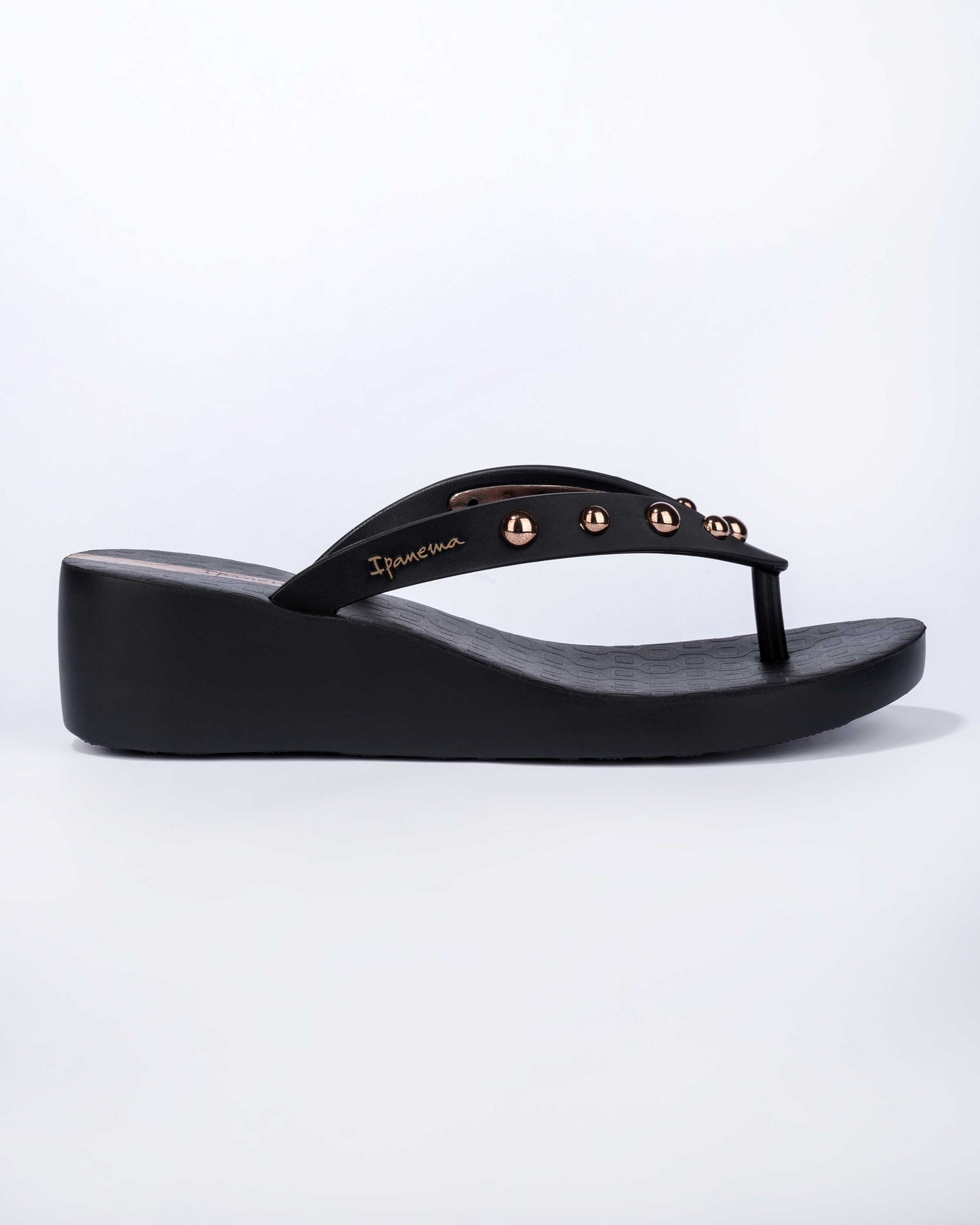 SANDALIA NEGRA CON CUÑA 83653