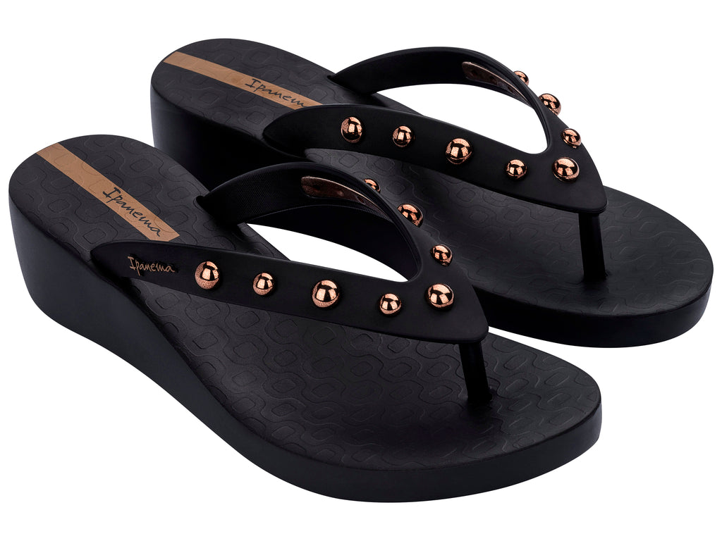 SANDALIA NEGRA CON CUÑA 83653